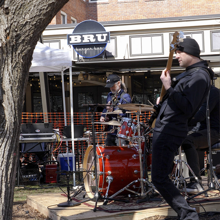 Band plays in front of BRU Burger for SWISH 