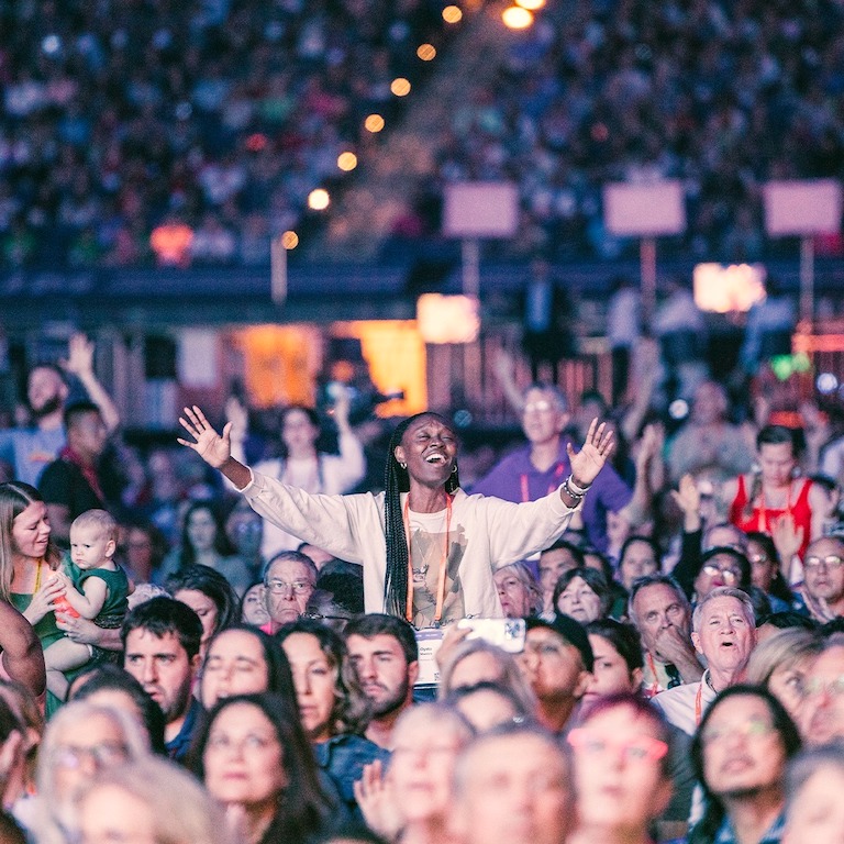 Crowd worshipping at the 10th National Eucharistic Congress